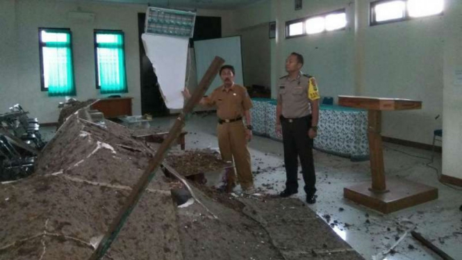 Kantor Kecamatan Cilodong, Depok, Jawa Barat diterjang angin puting beliung.