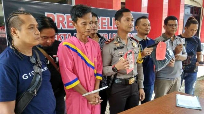 Polisi memperlihatkan seorang residivis pencopet setelah ditangkap oleh korbannya dan diserahkan kepada aparat di Palembang, Sumatera Selatan, Selasa, 2 April 2019.