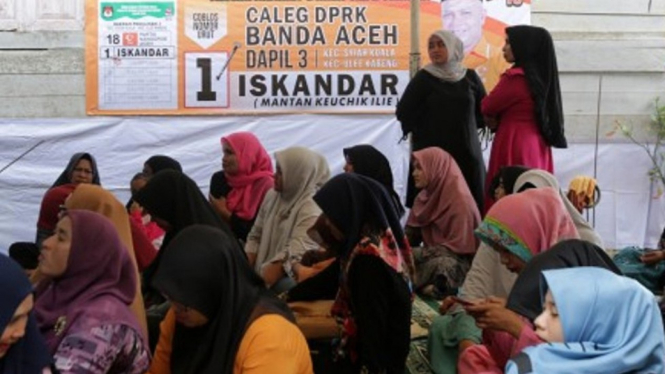 Warga mengikuti kampanye dialogis calon anggota legislatif (celeg) dari salah satu dari empat partai lokal (Parlok) Aceh di Desa Ilie Ulee Kareng, Banda Aceh, Aceh, Sabtu (23/2/2019). - ANTARA FOTO/Irwansyah Putra