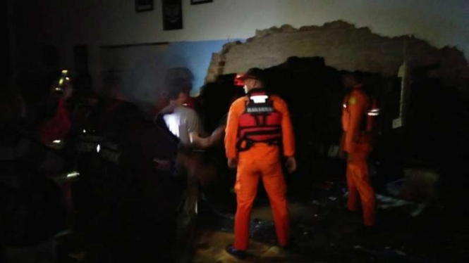 Tim SAR membantu membersihkan sebuah gedung SD yang diterjang banjir akibat tanggul jebol Ujungberung, Bandung, Jawa Barat, pada Senin malam, 1 April 2019.