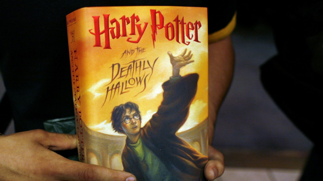 Buku-buku Harry Potter karangan JK Rowling dipandang sebagai karya fiksi terlaris sepanjang sejarah penerbitan buku.-Getty Images
