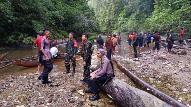 Anggota TNI dan Polri menyusuri hutan Halmahera mencari Suku Togutil 