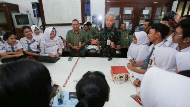 Gubernur Jawa Tengah Ganjar Pranowo meninjau pelaksanaan UNBK SMA di Semarang, Selasa, 2 April 2019.
