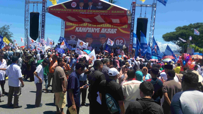 Massa pendukung membludak menanti kehadiran Prabowo di Padang