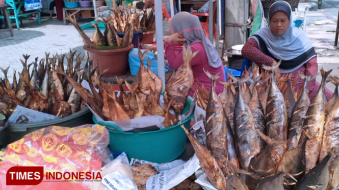 Para penjual ikan asap di kawasan Plaza Ikan Tuban di Kelurahan Karangsari, Kecamatan Kota Tuban, Jawa Timur, Selasa, (02/04/2019) (FOTO: Achmad Choirudin/TIMESIndonesia)