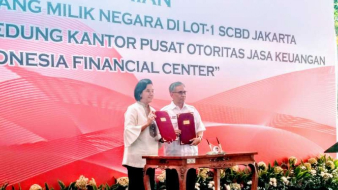 Menteri Keuangan Sri Mulyani Indrawati (Kiri), Ketua OJK Wimboh S (Kanan).