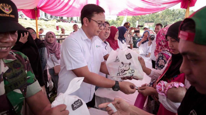 PT Pupuk Indonesia dan LinkAja bagikan paket sembako murah di Ciamis.
