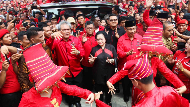 Ketum PDIP Megawati Soekarnoputri dan kader PDIP