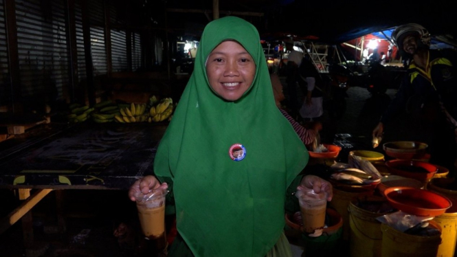 Eha menjajakan kopinya di Pasar Kranggot, Cilegon, Banten, setiap hari sejak pukul satu dini hari hingga pukul delapan pagi - BBC Indonesia