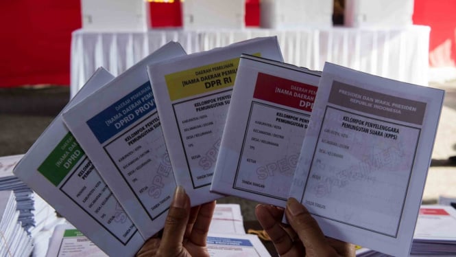 Petugas menunjukan contoh surat suara saat simulasi pemilihan umum (Pemilu) 2019 di KPU Provinsi Jabar, Bandung, Jawa Barat, Selasa, 2 April 2019.