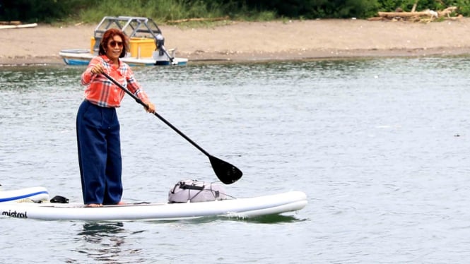 Menteri Kelautan dan Perikanan Susi Pudjiastuti bermain Paddle di Pantai Bangsring, Banyuwangi, Jawa Timur, Selasa, 2 April 2019.