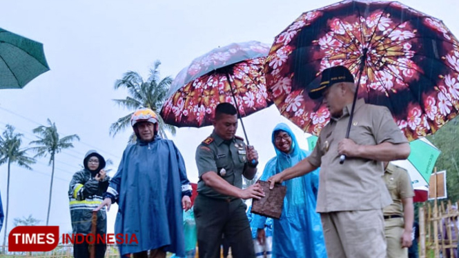 Plt Bupati Malang Drs HM Sanusi MM dan Komandan kodim 0818 Letk Inf Ferry Muzzawad saat meninjau situs (Foto : Binar Gumilang / TIMESINDONESIA)