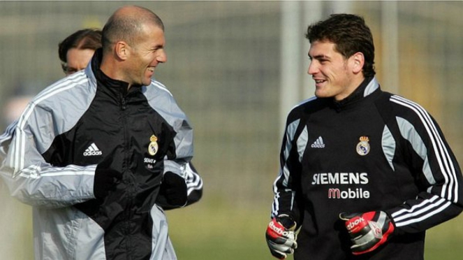 Zinedine Zidane bersama Iker Casillas