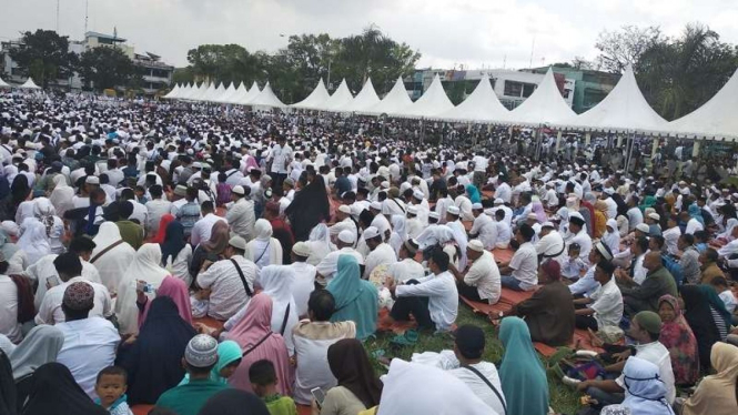 Peringatan Isra Mi'raj di depan Istana Maimun Medan