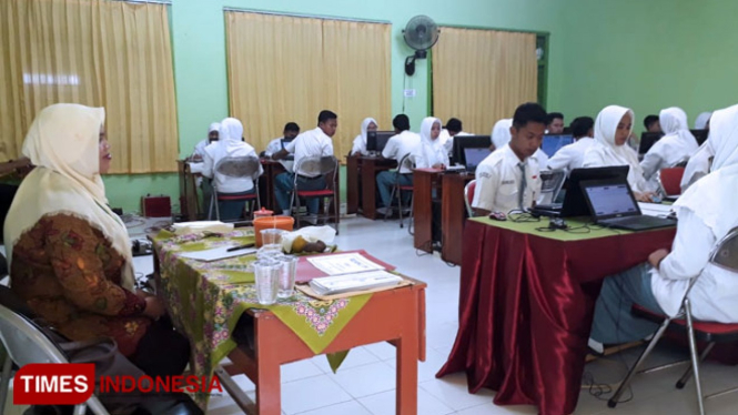 Sejumlah Siswa MAN 2 Pamekasan saat mengikuti UNBK di Ruang kelas. (FOTO: akhmad syafii/TIMES Indonesia)