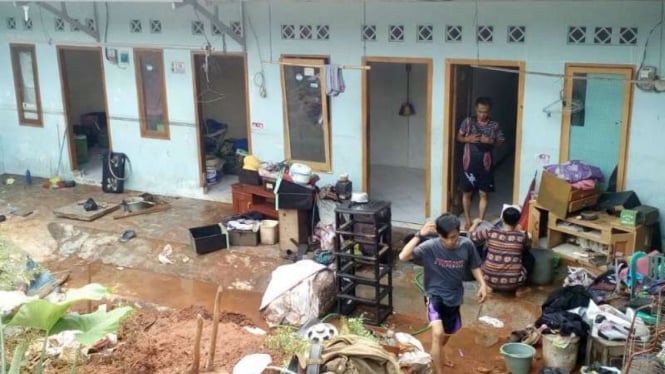 Rumah yang menjadi korban tanggul Kali Laya di Depok.