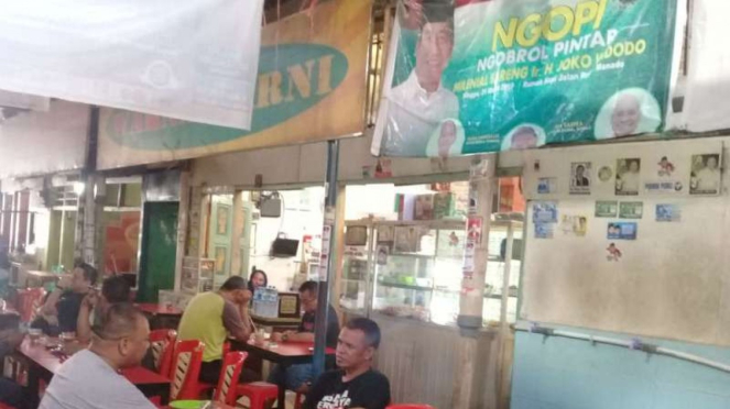 Pengunjung menikmati kopi di Cafe Warna Warni milik Nani di Manado.