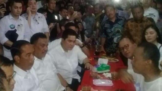 Presiden Jokowi ketika menikmati kopi di Cafe Warna Warni di Manado.