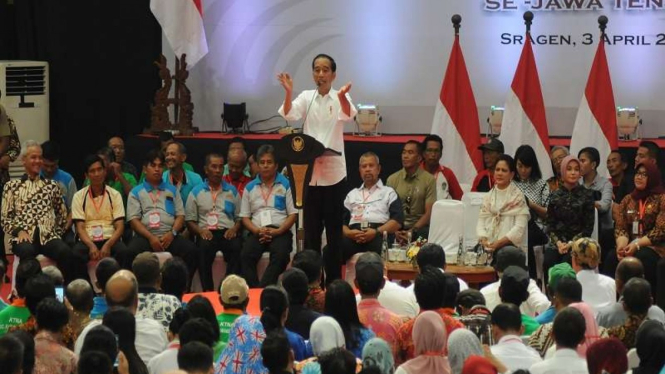 Presiden Joko Widodo (tengah) silaturahmi bersama petani padi di Sragen