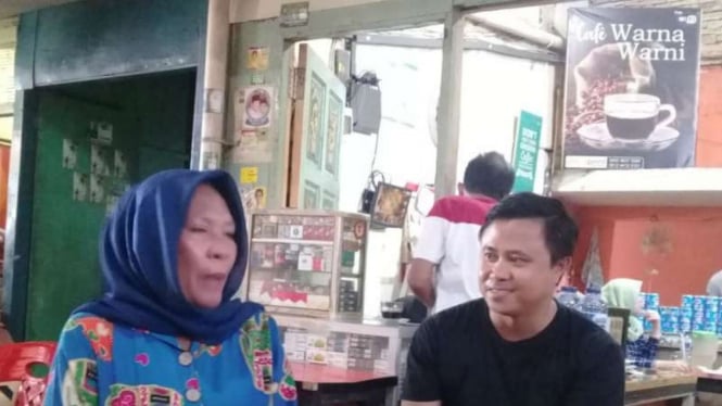 Pemilik cafe Warna Warni di Manado (berjilbab biru). Ketika berkunjung ke Manado, Presiden Jokowi minum kopi di kedai tersebut.