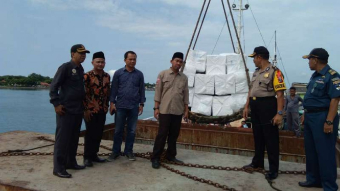 Proses distribusi kotak suara ke Pulau Sapeken di Pelabuhan Kalianget, Sumenep, Madura, Jawa Timur, pada Selasa, 2 April 2019.