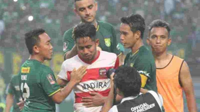 Bintang Madura United, Andik Vermansah (tengah) bersama para pemain Persebaya.