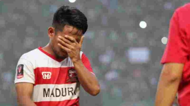 Bintang Madura United, Andik Vermansah  menangis haru usai melawan Persebaya