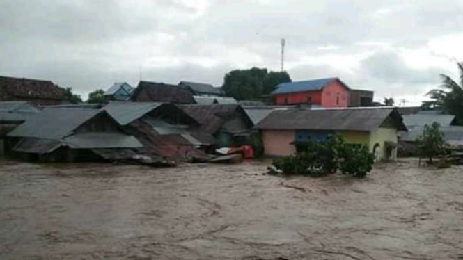 Permukiman warga diterjang banjir bandang Kabupaten Dompu, Nusa Tenggara Barat, pada Rabu, 3 April 2019.