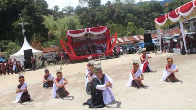 Tarian adat Batak di acara pesta rakyat Olop-olop Bolon.