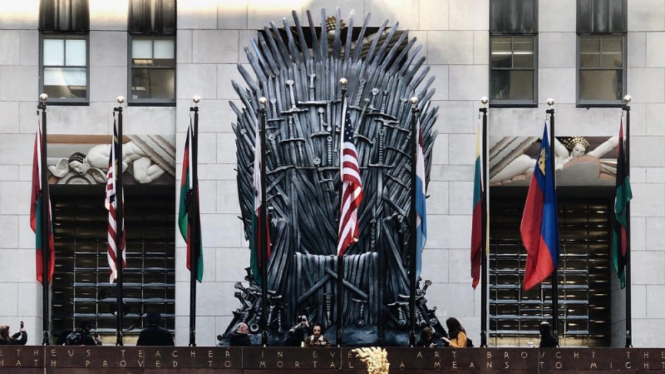 Iron throne raksasa di World Premiere Game of Thrones Season 8.