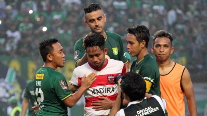 Pemain Madura United, Andik Vermansah (tengah) menangis usai kalah dari Persebaya Surabaya di Stadion Gelora Bung Tomo (GBT) Surabaya, 3 April 2019.