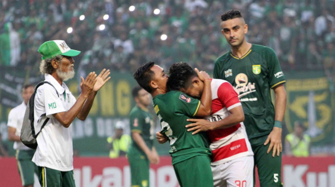Pemain Madura United, Andik Vermansah (kedua kanan) menangis usai kalah dari Persebaya Surabaya di Stadion Gelora Bung Tomo (GBT) Surabaya, 3 April 2019.