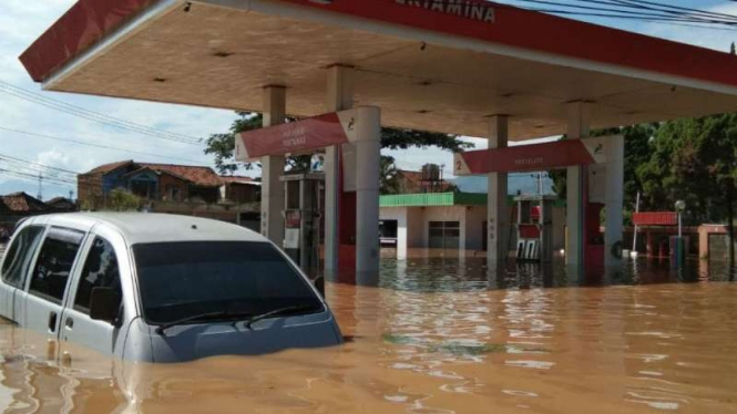 Banjir di kabupaten Bandung lumpuhkan akses menuju kota Bandung.