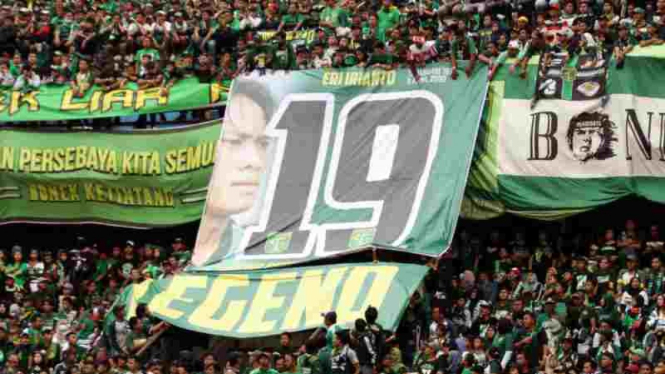 Bonek kenang legenda Persebaya nomor 19, almarhum Eri Erianto.