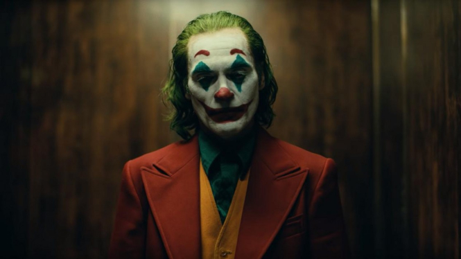 Joaquin Phoenix sebagai Joker.