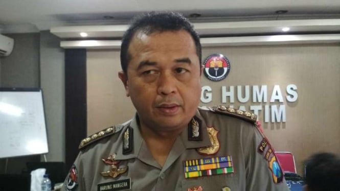 Kepala Bidang Hubungan Masyarakat Kepolisian Daerah Jawa Timur Komisaris Besar Polisi Frans Barung Mangera.