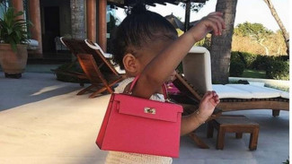 Usia 1 Tahun, Putri Kylie Jenner Jinjing Tas Mini Hermes Ratusan Juta