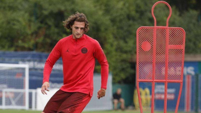 Gelandang Paris Saint-Germain (PSG), Adrien Rabiot