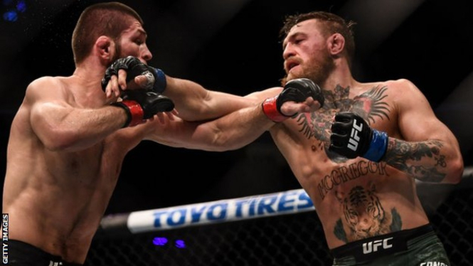 Nurmagomedov mengalahkan McGregor dalam ajang UFC,Oktober 2018 lalu.-Getty Images