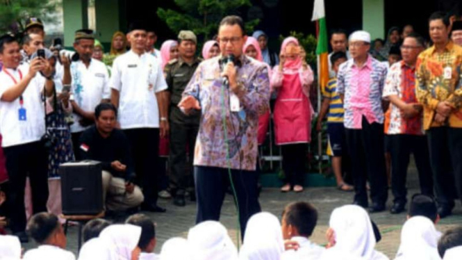 Gubernur DKI Jakarta Anies Baswedan di Angke, Jakarta Barat.