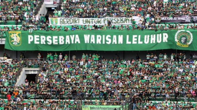 Bonek saat mendukung Persebaya Surabaya