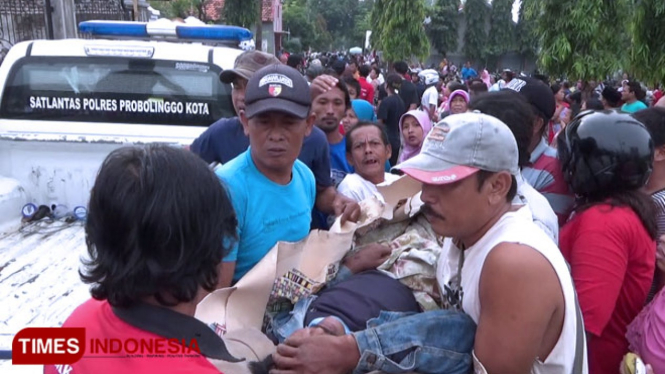 Evakuasi korban tersambar KA Ranggajati di Probolinggo. (FOTO: Happy L. Tuansyah/TIMES Indonesia)