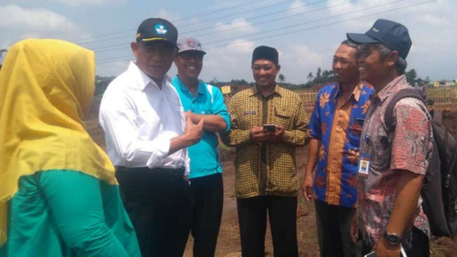 Menteri Pendidikan dan Kebudayaan Muhadjir Efendi saat meninjau lokasi situs pra-Majapahit, Sekaran, di Malang, Jawa Timur, pada Jumat, 5 April 2019.