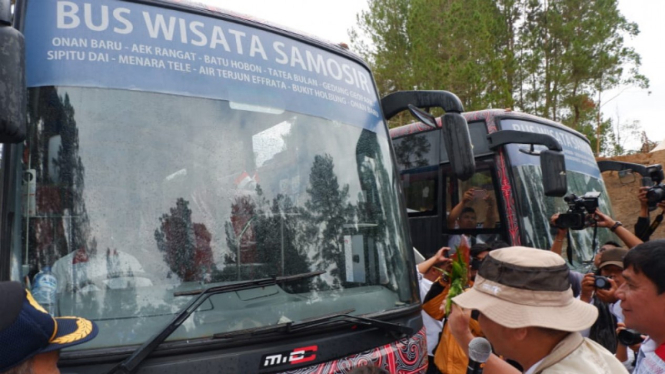 2 armada bus wisata Samosir, Sumatera Utara.