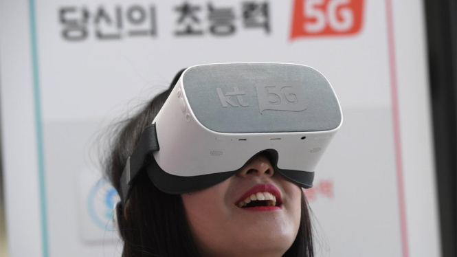 Seorang perempuan mencoba layanan 5G pada perangkat realitas virtual di Seoul. -Getty Images
