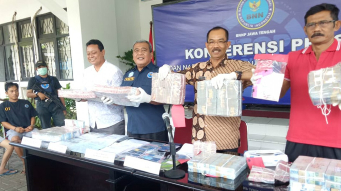 Petugas BNNP Jateng merilis pelaku dan barang bukti uang narkoba senilai Rp3 m
