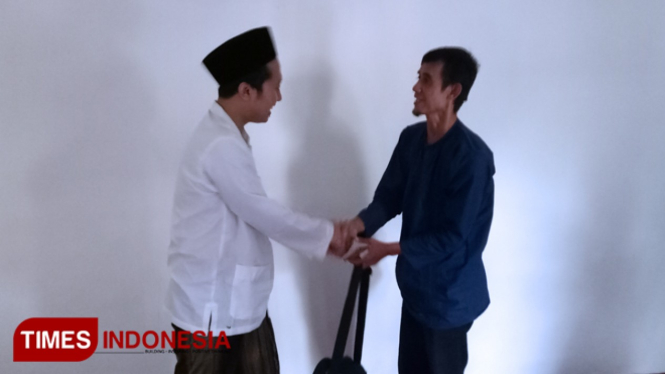 Luhur Utomo ketika bersalaman dan meminta maaf kepada KH Fathurrosi Zubair atas beredarnya video Luhut Binsar Panjaitan memberi amplop kepada KH Zubair Muntashor. (FOTO: Doni Heriyanto/TIMES Indonesia)