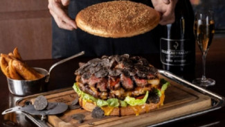 Burger Mewah Bikin Ngiler, Ada Taburan Bubuk Emas di Atasnya