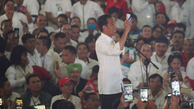 Jokowi Isyaratkan Tiga Kartu Aktif Tahun Depan