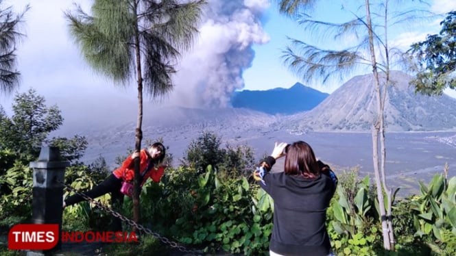 Wisatawan menikmati kepulan asap erupsi Gunung Bromo. (FOTO: Sugeng Laksono & Y. Christian for TIMES Indonesia)